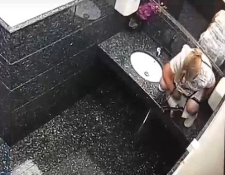 Молодая самочка справляет нужду в туалете