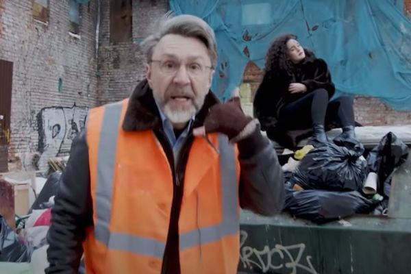 «Правильный клип»: правозащитник прокомментировал видео с песней Шнурова о работе коммунальщиков