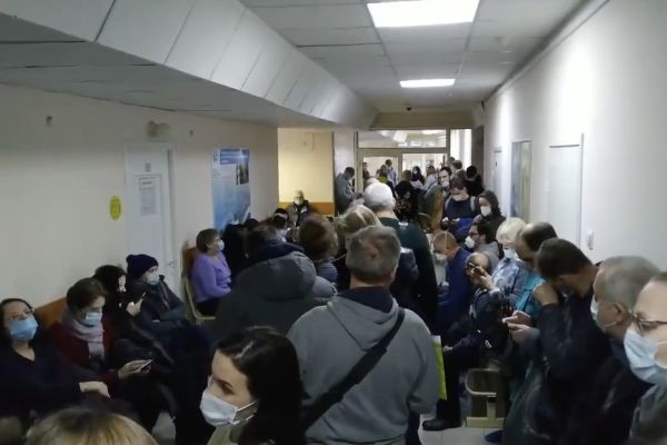 Петербуржцы рассказали о длинных очередях на прием к врачам