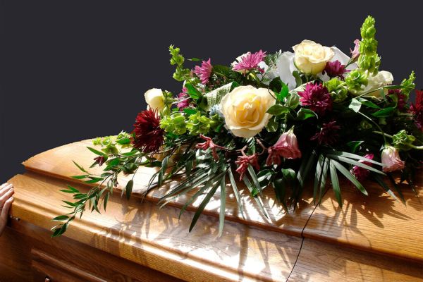 Выбор похоронного венка: смысл, традиции и цветовая символика