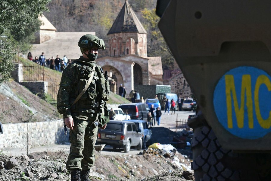 РФ продолжает переброску миротворцев в Нагорный Карабах