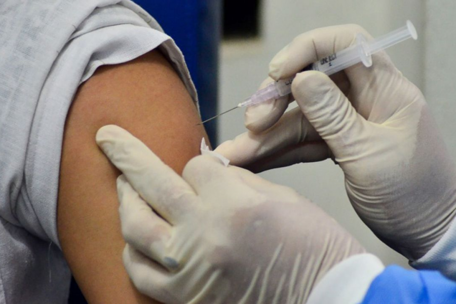 Вакцина в плечо. Vaccine Covid-19. Covid-19. Вакцинация. Вакцинация фото.