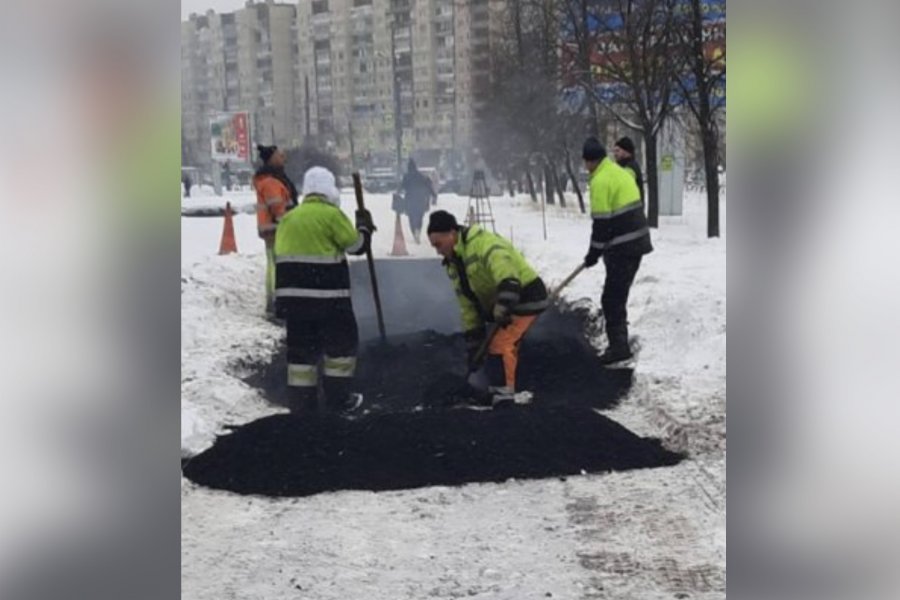 Петербургские дорожники кладут асфальт на свежевыпавший снег