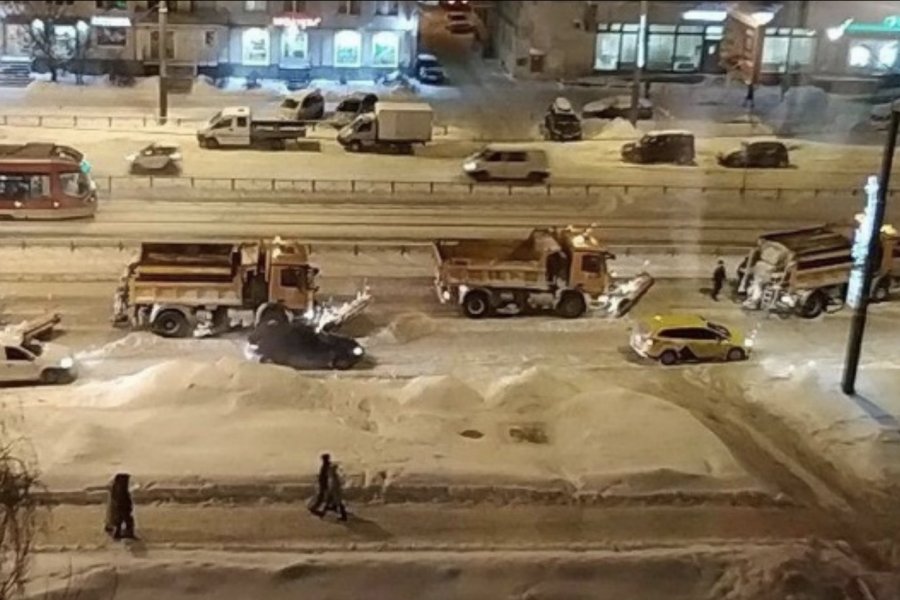 Горы снега в Петербурге создают проблемы коммунальным службам