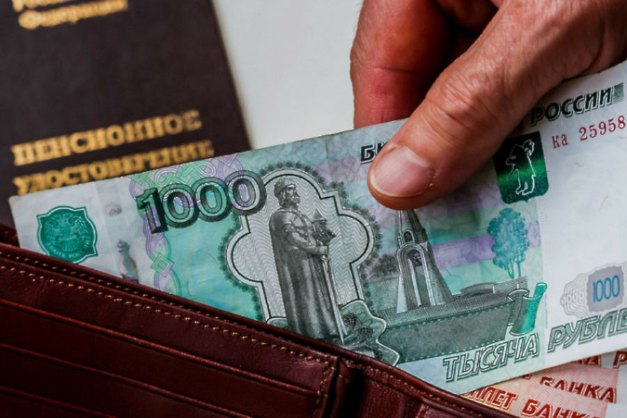 Граждане в России получат в среднем по 14 000 рублей на карты от ПФР до конца 2021 года