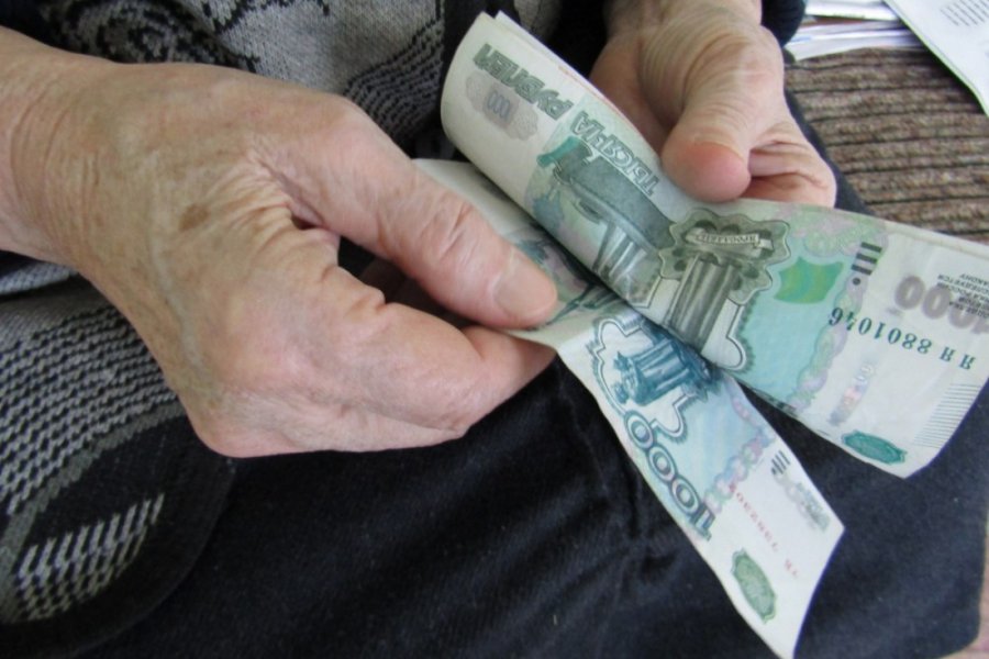 Пенсионеры в РФ до конца апреля 2022 года смогут получить разовую выплату на карту «МИР»