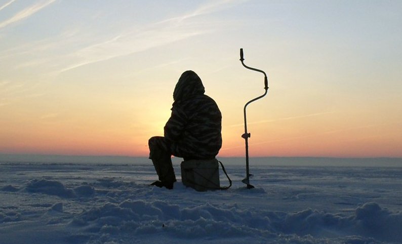 В Ленинградской области спасатели вызволили из беды провалившегося под лёд человека
