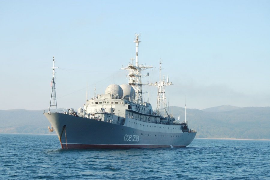 Российский корабль  неустановленного типа подошел вплотную к британскому побережью