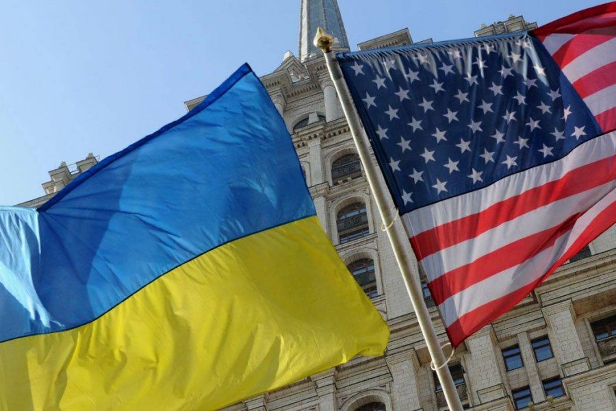 Bloomberg: США изучают возможность эвакуации семей дипломатов из Киева