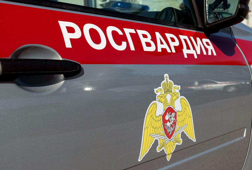 Росгвардейцы спасли жителя Петербурга во время пожара