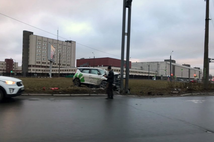 В Санкт-Петербурге на шоссе Революции столб не уступил дорогу водителю арендованного авто