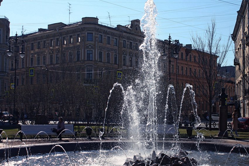 Всё ближе к лету: в Санкт-Петербурге вновь заработали фонтаны
