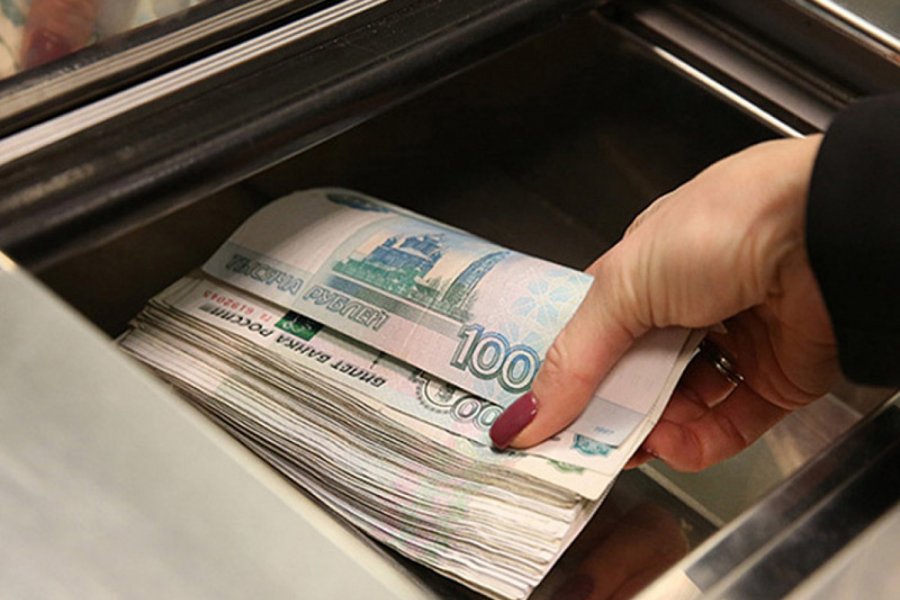 Экономист посоветовал россиянам держать деньги в рублевых вкладах
