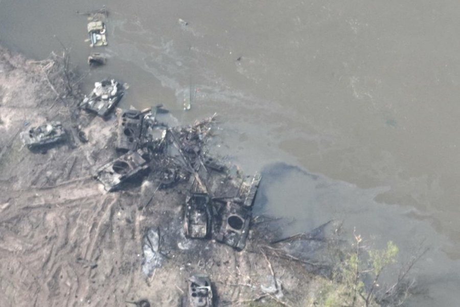 Колонна из 49 единиц военной техники ВСУ была уничтожена при  попытке переправиться через   Северский Донец