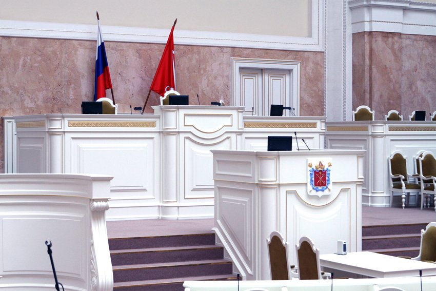 Петербургский парламент отклонил поправки оппозиции, не позволяющие избирать губернатора города на любое количество сроков