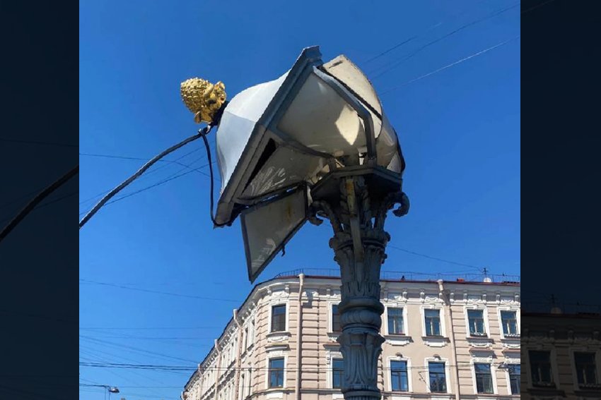 Вандалы оставили без фонарей Львиный мост в Петербурге