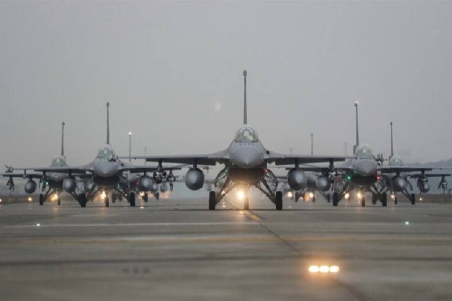 Китай поднял в небо 12 истребителей Су-30, грозя США и Тайваню ударами полусотней ракет