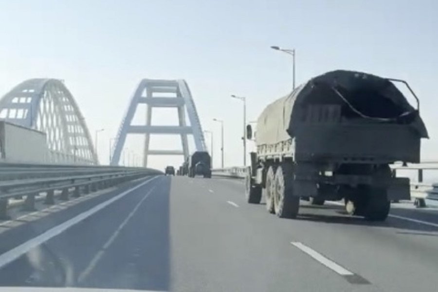 В направлении Крыма идет многокилометровая колонна военной техники
