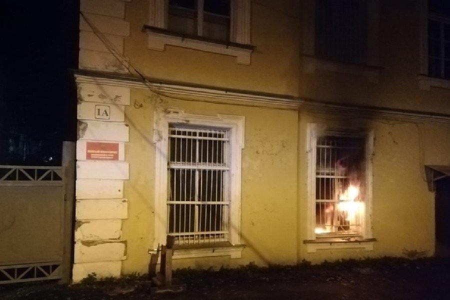 В Ломоносове горело здание, где размещается военный комиссариат