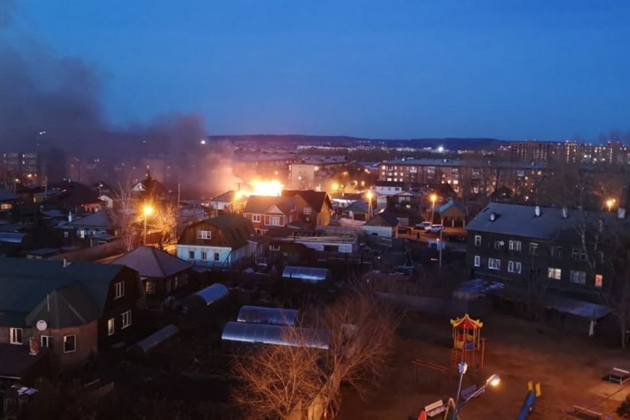 В Иркутске военный самолет упал на жилой дом