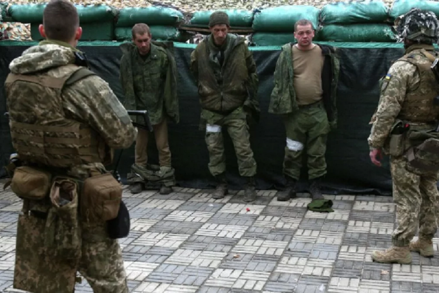 Видео военнопленных. Пленные русские на Украине 2022. Российские солдаты пытают украинских пленных.